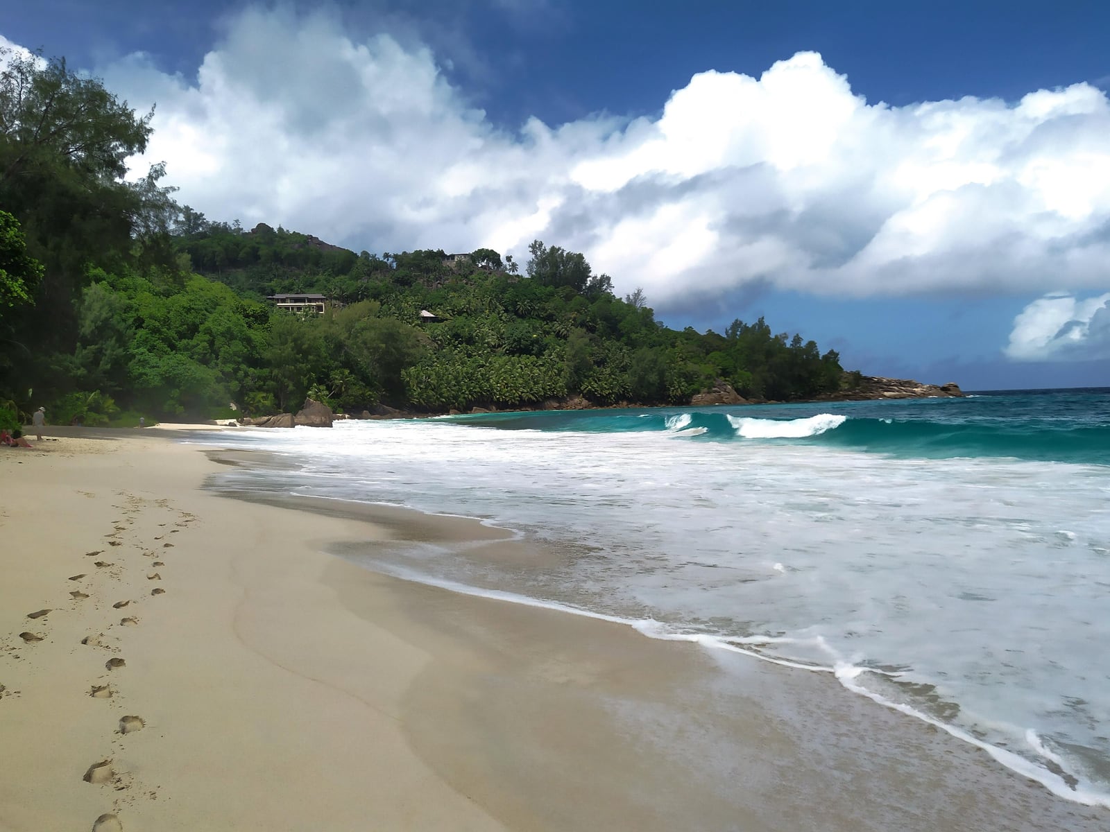 Arrive Mahé · into the hills