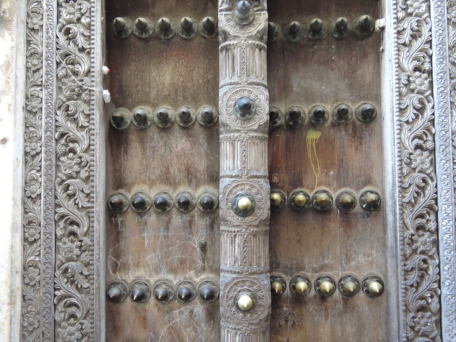 The carved-door labyrinth